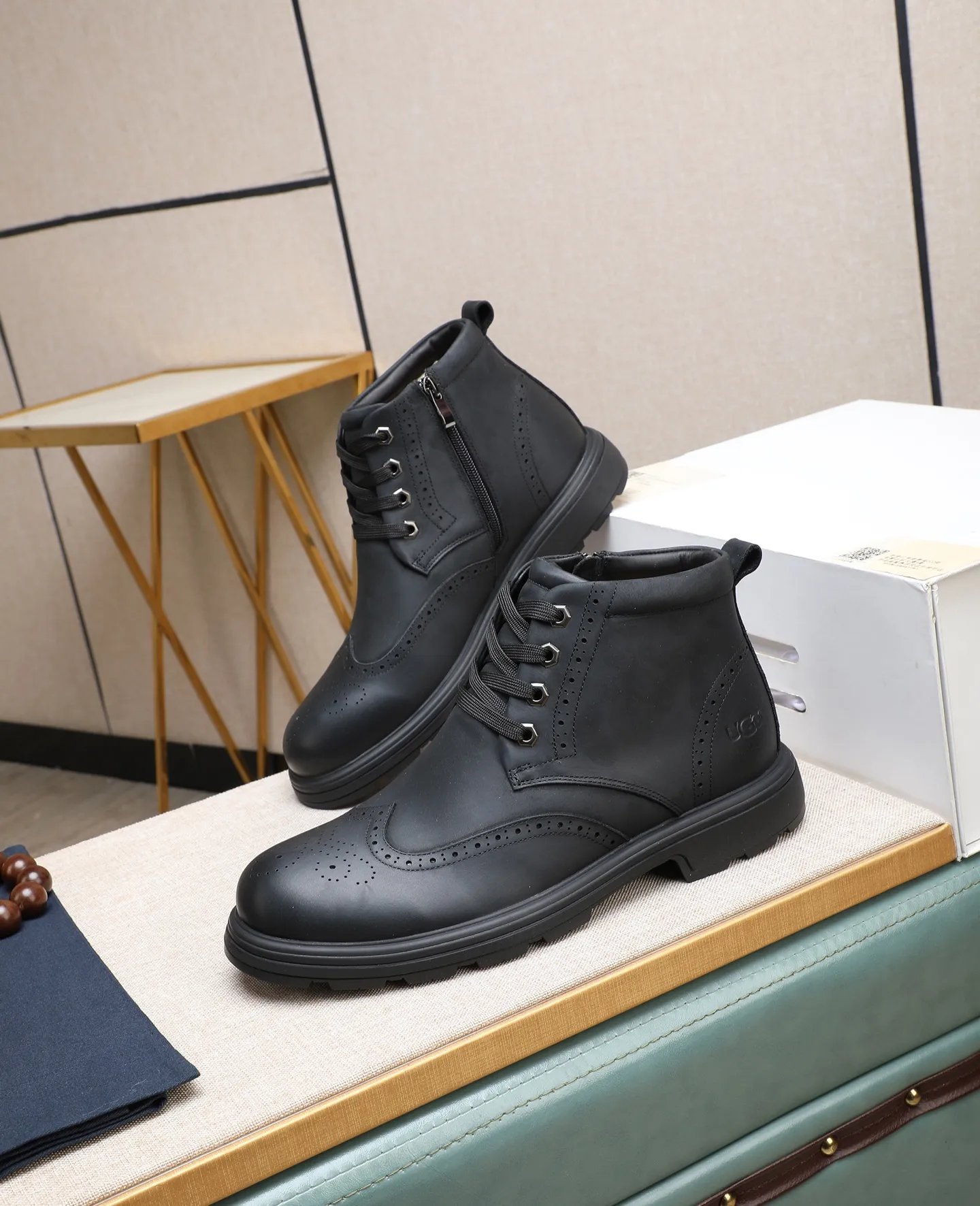 Men's shoes 💰640 (full genuine wool lining, 10% off for fake ones) Please pay attention to the quality of the original item and compare the thickness of the wool 🏮🏮 Popular UGG men's shoes from Australia's warm luxury brand, the official website is synchronized, Beckham men's style..., made of imported first-layer waxed cowhide, waxed toe cap, Australian real wool velvet lining Carefully sewn...Imported rubber Martin boots outsole (comfortable, soft, wear-resistant) The quality is really great...Exquisite workmanship, you won't be able to put it down at first sight, size 39-44 (customized in 45)